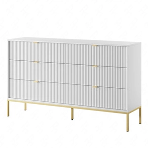 Komoda Lovro 154 cm zásuvková bílá moderní design potěší milovníky výrazných interiérů rýhovaná čela zlaté doplňky