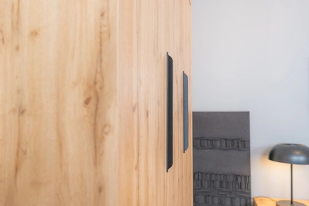 Šatní skříň Halle S 145 cm dub wotan stylový design klasická forma šatní skříně do ložnice nebo šatny prostorné zásuvky úchyty na hranách