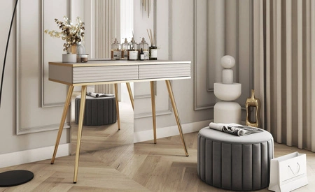 Luxusní béžová konzola se zásuvkami elegantní toaletní stolek s drážkovanými čely vysoké zlaté nohy tělo doplněné zlatým lemováním