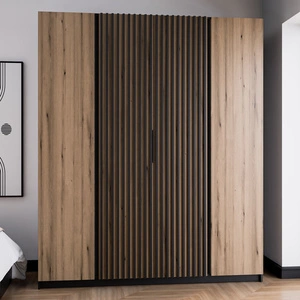 Šatní skříň Kastano XIII 200 cm černá / dub evokuje moderní design kovové hrany úchytek dveře šatní skříně zdobené černými lamelami
