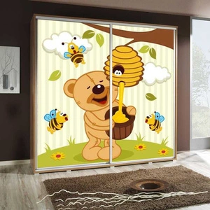 Posuvná skříň Artistino 205 cm s grafikou medvídka Korpus skříně z dubu catania vyrobený z 22 mm silné desky