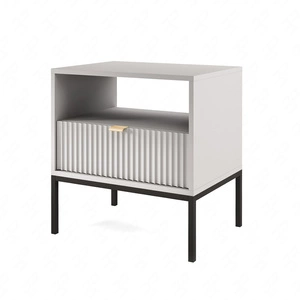 Lovro noční stolek se zásuvkou šedý vkusný drážkovaný dekor ideální skříňka do ložnice zlatá hrana rukojeť