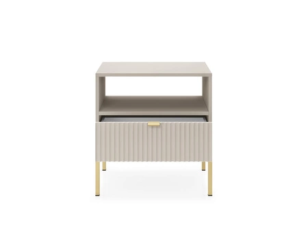 Lovro noční stolek se zásuvkou béžová vkusný drážkovaný dekor ideální skříňka do ložnice zlaté kovové doplňky