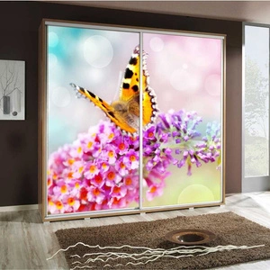 Posuvná skříň Artistino 205 cm s grafickým motivem motýla Korpus skříně z dubu catania z desky o tloušťce 22 mm