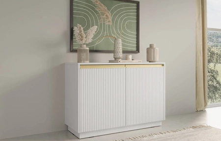 Imperial 104 cm bílá stylová komoda ideální do obývacího pokoje nebo ložnice elegantní zlaté úchyty a frézovaná čela