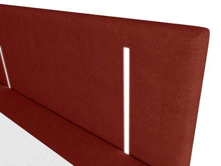Kontinentální postel Norco 180x200 vínová Stylová postel s úložným boxem Osvětlení v čele postele dodává jedinečný nádech