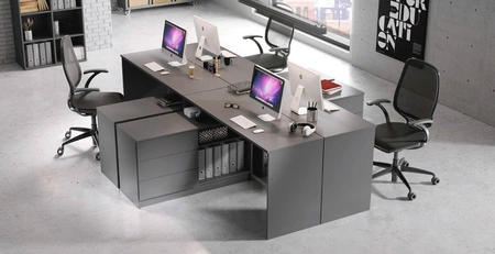 Rohový psací stůl Teo 138 cm grafit poskytuje dostatek prostoru pro práci a dostatek místa pro potřebné předměty odolné proti poškození