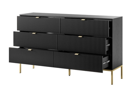Komoda Lovro 154 cm se zásuvkami černá moderní design potěší milovníky výrazných interiérů rýhovaná čela zlaté doplňky