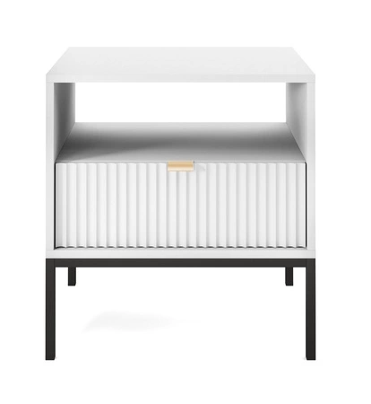 Lovro noční stolek se zásuvkou bílý vkusný drážkovaný dekor ideální skříňka do ložnice zlatá hrana rukojeť