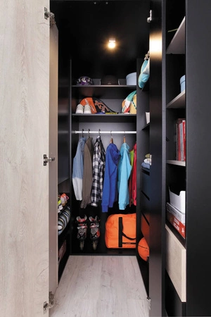 Rohová šatní skříň Niko černá / dub / béžová ideální jako užitková a prostorná skříň se zásuvkami a policemi