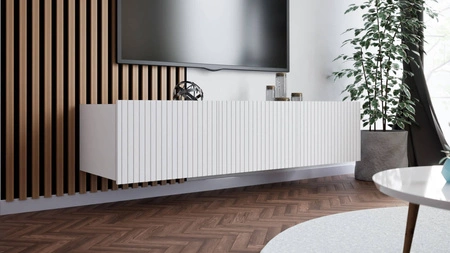 RTV skříňka Colder 150 cm bílá s možností zavěšení stylové drážkované čelo elegantní forma nábytku v moderním stylu