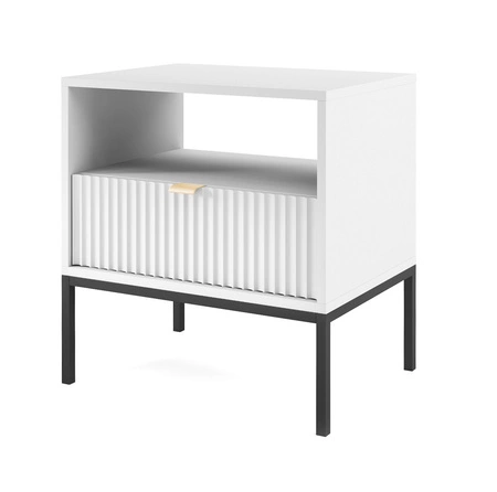 Lovro noční stolek se zásuvkou bílý vkusný drážkovaný dekor ideální skříňka do ložnice zlatá hrana rukojeť