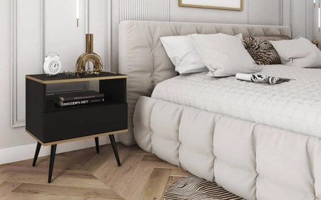 Luxusní noční stolek se zásuvkou černý elegantní design skříňka doplněná zlatou lištou skříňka stojí na vysokých kovových nohách
