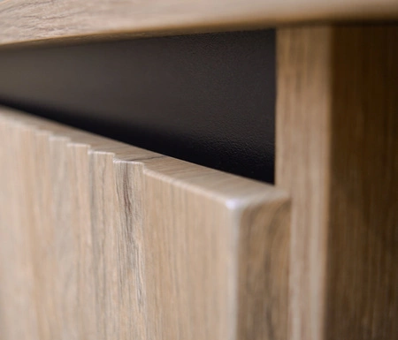 Závěsná skříňka Osaka 46 cm dub evoke / černá minimalistický design stylová vitrína do obývacího pokoje vkusné rýhované čelo