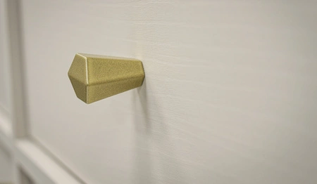 Konferenční stolek Kioto II béžový se zásuvkou elegantní design vyztužený kovovými nohami ve zlaté barvě jemná rukojeť