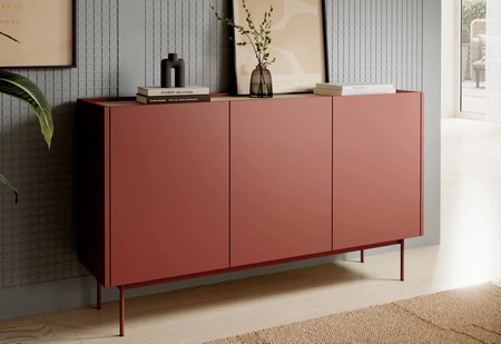 Komoda Vellore 144 cm cihlová elegantní komoda s výrazným charakterem se sníženou horní deskou v dubovém odstínu kovové nohy