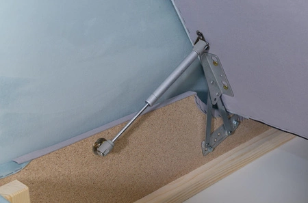 Křeslo Rava světle béžové Praktické a pohodlné křeslo do obývacího pokoje s nastavitelnou opěrkou hlavy a měkkou sametovou úložnou látkou