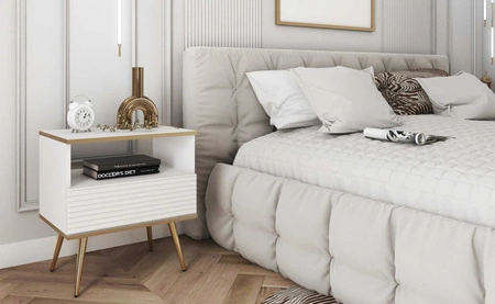 Luxusní bílý noční stolek se zásuvkou elegantní design skříňka se zlatým lemováním skříňka s rýhovaným čelem zlaté vysoké nohy