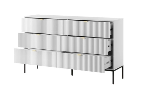 Komoda Lovro 154 cm se zásuvkami bílá moderní design potěší milovníky výrazných interiérů drážkovaná čela kovové úchyty