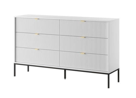 Komoda Lovro 154 cm se zásuvkami bílá moderní design potěší milovníky výrazných interiérů drážkovaná čela kovové úchyty