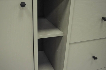 Zásuvková komoda Kioto I 100 cm eukalyptus moderní design praktické police černé úchyty kovová základna