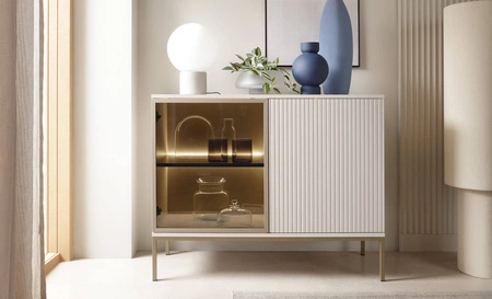 Komoda Amma 104 cm béžová netradiční design drážkovaná a prosklená čela se systémem push to open