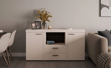 Komoda Rene 156 cm pískově béžová elegantní a univerzální styl komody do obývacího pokoje vkusné černé úchyty