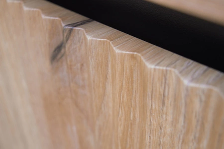 Komoda Osaka 149 cm dub evoke / černá minimalistický design dokonalý návrh pro obývací pokoj a ložnici komoda vkusné drážkované čelo