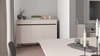 Komoda Osaka 149 cm béžová/černá minimalistický design ideální pro obývací pokoje a ložnice vkusné drážkované čelo