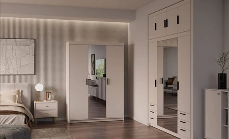 Šatní skříň Rene se zrcadlem 133 cm pískově béžová prostorná šatní skříň do ložnice zvýrazněná přírodními barvami stylové černé úchytky