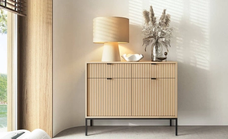 Lovro 104 cm dubová komoda Vicenza Stylová komoda do obývacího pokoje s drážkovanými čely Kovový podstavec v černé barvě