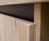Skříňka Osaka 56 cm dub evoke/černá elegantní skříňka do obývacího pokoje s minimalistickým designem vkusné rýhované čelo tvrzené sklo