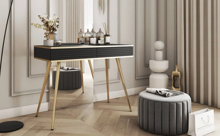 Luxusní černá konzola se zásuvkami elegantní toaletní stolek s drážkovanými čely vysoké zlaté nohy tělo doplněné zlatým lemováním
