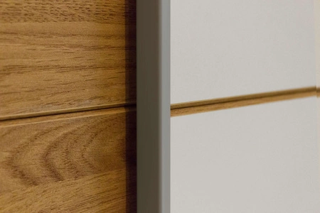 Posuvná šatní skříň Galaxy 221 cm bílá / dub beaufort prostorná šatní skříň v moderní podobě vybavená hliníkovými dveřními lištami