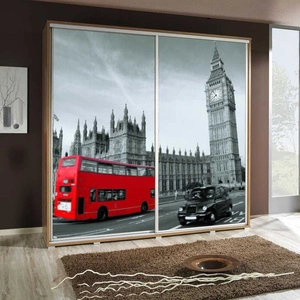 Posuvná skříň Artistino 205 cm s grafikou London II Korpus skříně z dubu catania vyrobený z desek o tloušťce 22 mm