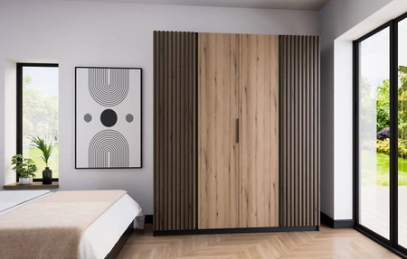 Šatní skříň Kastano XI 200 cm černá / dub evokuje moderní design dveří šatní skříně zdobené černými lamelami stylové hrany úchytek