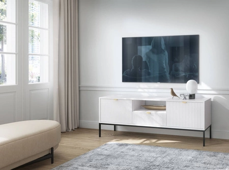 Moderní design bílé RTV skříňky Lovro 154 cm potěší milovníky osobitých interiérů