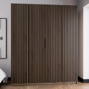 Šatní skříň Kastano XV 200 cm dub evokuje moderní design dveře zdobené černými lamelami ideální skříň do ložnice