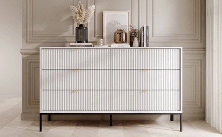 Komoda Lovro 154 cm se zásuvkami bílá moderní design potěší milovníky výrazných interiérů drážkovaná čela kovové úchyty