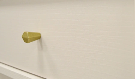 Noční stolek Kioto I béžový se zásuvkami ideální skříňka do ložnice jemné úchyty kovové nohy