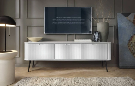 RTV skříň Zoya 168 cm bílá moderní design korpusu na kovových nohách rýhované čelo charakteristický oválný tvar