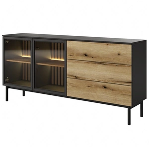 Komoda Clovis 180 cm černá / dub evokuje netradiční design komody s prosklenými čely se systémem push to open