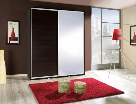Posuvná šatní skříň se zrcadlem Penelope 155 cm kaštan wenge Moderní design šatní skříně Hliníková vodítka dveří a pojezdový systém