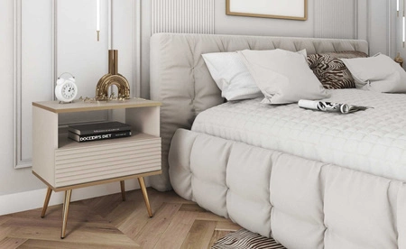 Luxusní béžový noční stolek se zásuvkou elegantní design skříňka se zlatým lemováním skříňka s rýhovaným čelem zlaté vysoké nohy