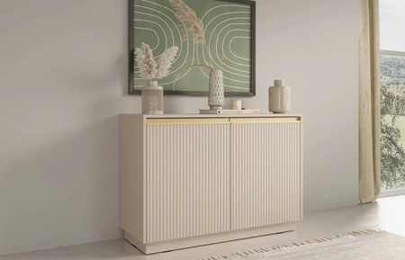 Imperial 104 cm béžová stylová komoda ideální do obývacího pokoje nebo ložnice elegantní zlaté úchyty a frézovaná čela