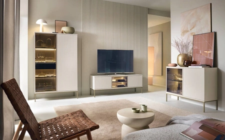 Béžová nízká vitrína Amma 104 cm potěší milovníky výrazných interiérů, ideální do obývacího pokoje a jídelny Dekorativní drážkované čelo