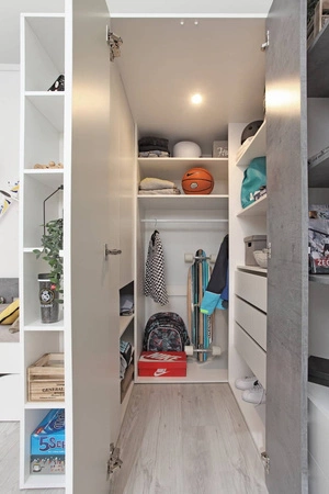 Nábytková sestava Epsilon bílá / beton ideální do dětského pokoje nebo pokoje pro mladé v módním stylu