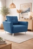 Křeslo Felicie modré elegantní křeslo do obývacího pokoje s prostorným a měkkým sedákem dřevěné nohy dodávají optickou lehkost