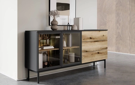 Komoda Clovis 180 cm černá / dub evokuje netradiční design komody s prosklenými čely se systémem push to open