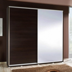 Posuvná šatní skříň se zrcadlem Penelope 205 cm kaštan wenge Moderní design šatní skříně Hliníková vodítka dveří a pojezdový systém